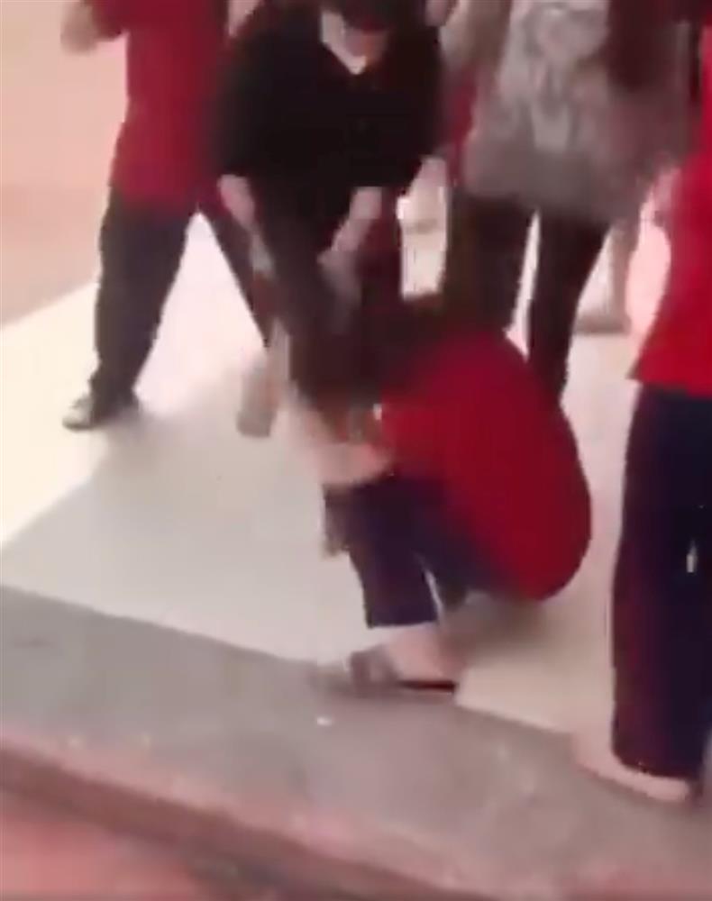 Hà Nội: Nữ sinh cấp 2 bị đánh hội đồng ở nhà văn hóa thôn-2