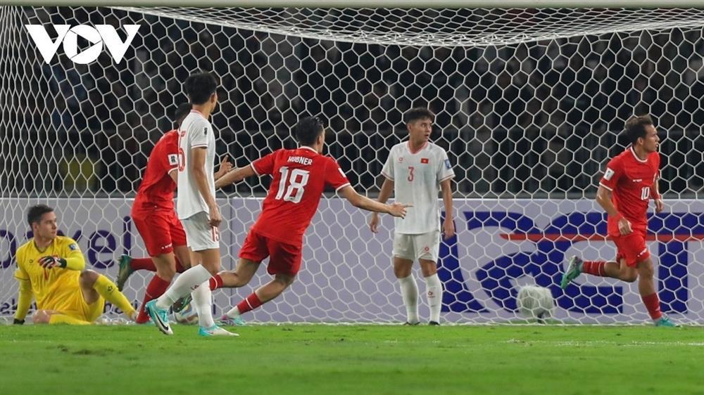 VFF nói gì về thông tin CĐV Việt Nam bắn pháo hoa quấy rối đội tuyển Indonesia?-1