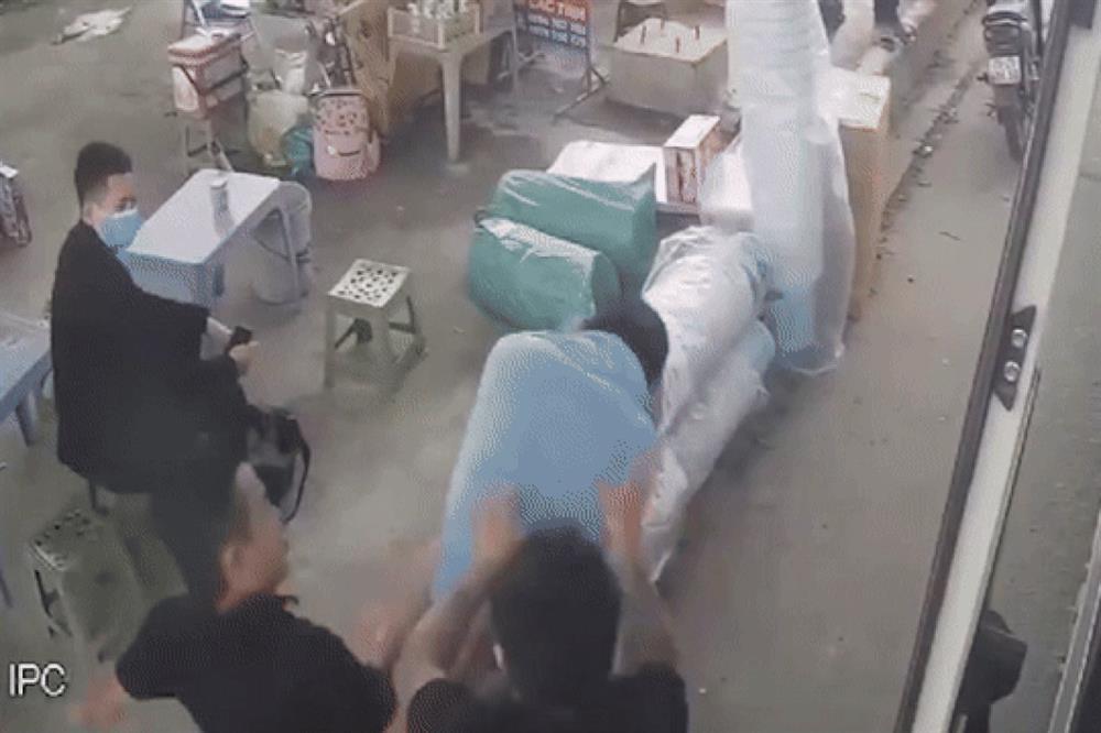 Phụ xe khách bị đánh túi bụi dọc đường-1