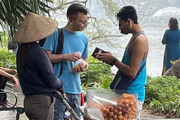 Thực hư thông tin nữ du khách nước ngoài bị chặt chém 3 quả dứa giá 500.000 đồng-2