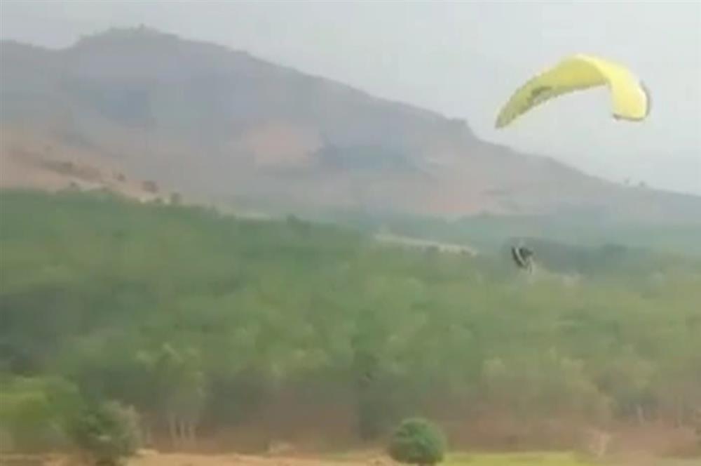Khoảnh khắc sự cố khiến phi công bay dù lượn ở Kon Tum tử vong-1