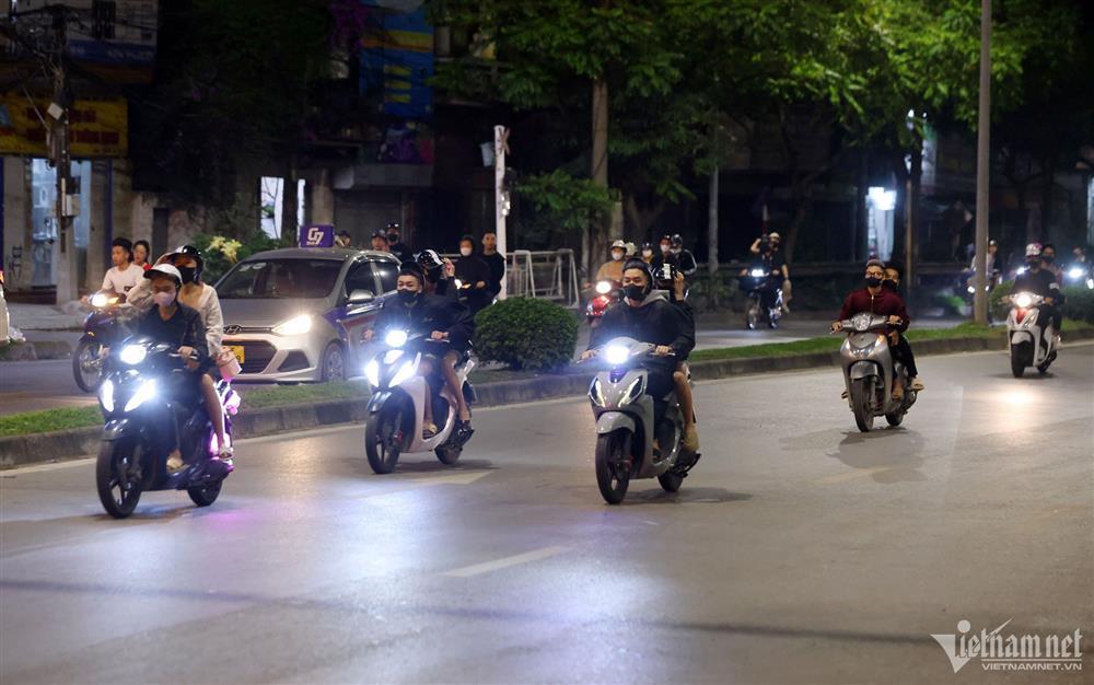 Khiếp sợ cảnh quái xế kẹp 3 bốc đầu xe, gầm rú trên phố Hà Nội vào cuối tuần-1