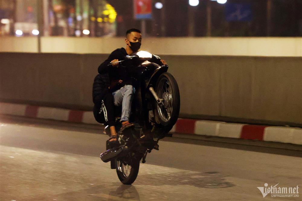 Khiếp sợ cảnh quái xế kẹp 3 bốc đầu xe, gầm rú trên phố Hà Nội vào cuối tuần-4