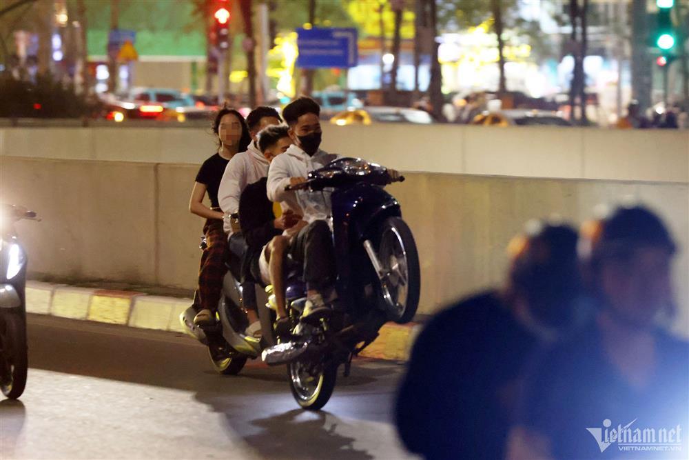 Khiếp sợ cảnh quái xế kẹp 3 bốc đầu xe, gầm rú trên phố Hà Nội vào cuối tuần-6