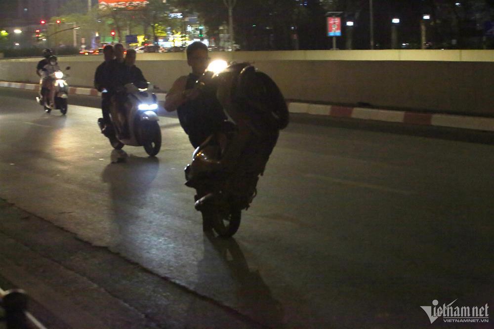 Khiếp sợ cảnh quái xế kẹp 3 bốc đầu xe, gầm rú trên phố Hà Nội vào cuối tuần-7