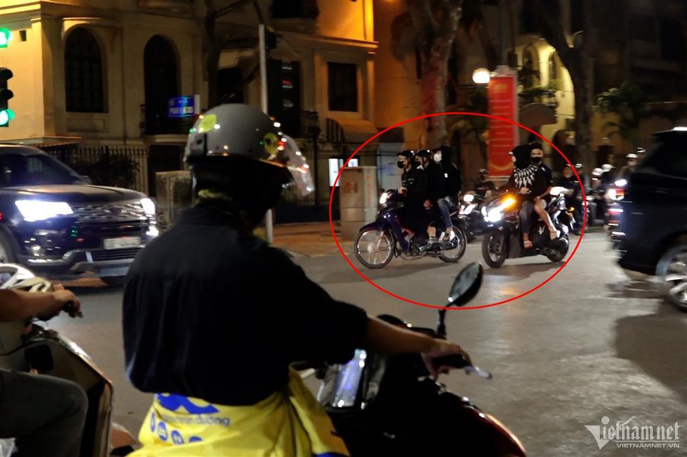 Khiếp sợ cảnh quái xế kẹp 3 bốc đầu xe, gầm rú trên phố Hà Nội vào cuối tuần-8