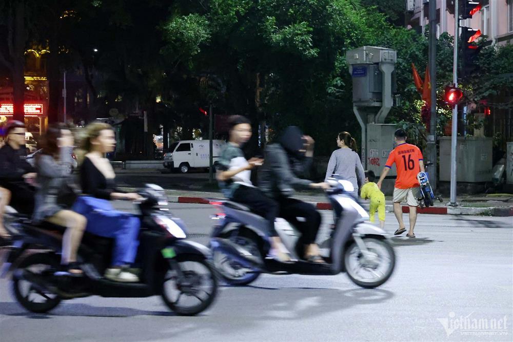 Khiếp sợ cảnh quái xế kẹp 3 bốc đầu xe, gầm rú trên phố Hà Nội vào cuối tuần-10
