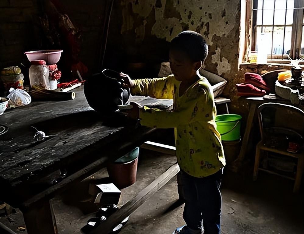 Cuộc đời tủi nhục của cậu bé bỏ nhà đi vì bị bố và mẹ kế đánh đập tàn nhẫn-2