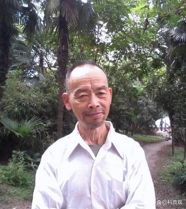 Thầy giáo về hưu lương gần 20 triệu/tháng vẫn đi nhặt rác suốt 16 năm-1