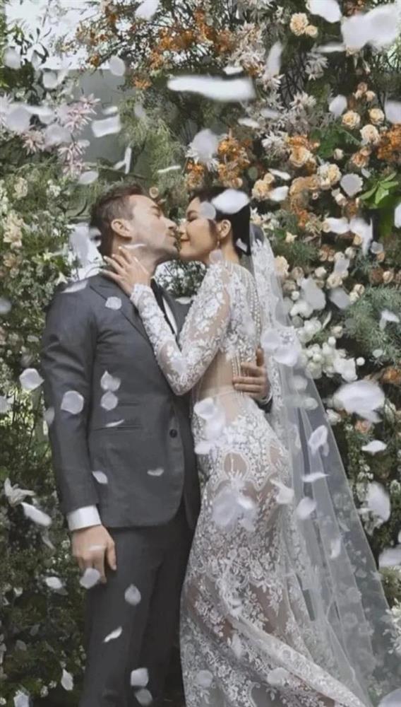 Hé lộ thiệp cưới độc lạ của siêu mẫu Minh Tú và chồng ngoại quốc-1