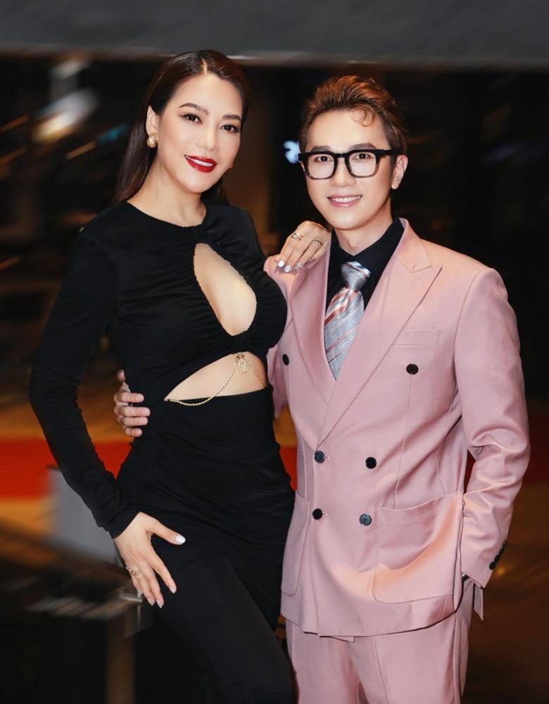 Trương Ngọc Ánh U50 mê ăn diện khoe thềm ngực, đi với tình trẻ càng quyến rũ hơn-3