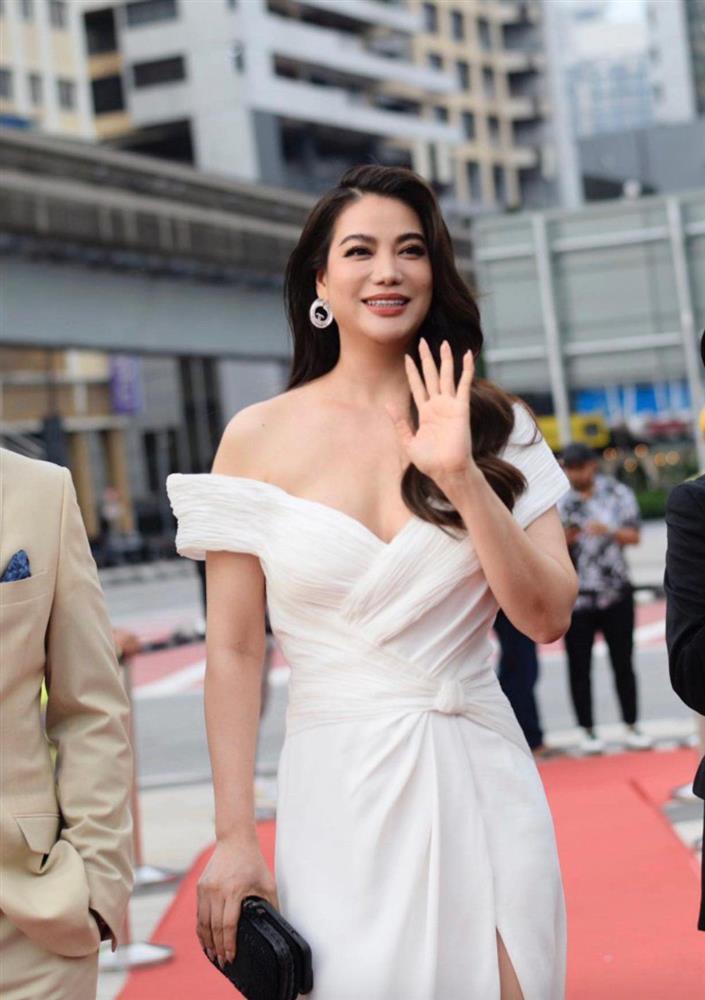 Trương Ngọc Ánh U50 mê ăn diện khoe thềm ngực, đi với tình trẻ càng quyến rũ hơn-4