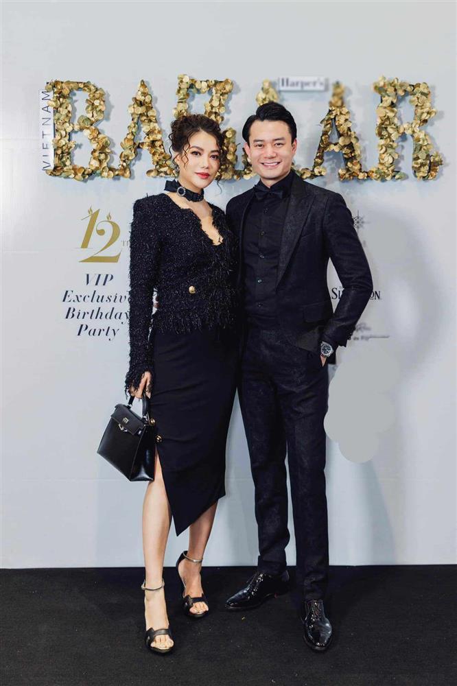 Trương Ngọc Ánh U50 mê ăn diện khoe thềm ngực, đi với tình trẻ càng quyến rũ hơn-8