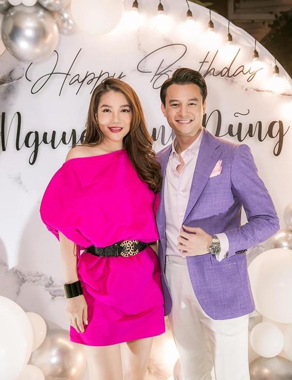 Trương Ngọc Ánh U50 mê ăn diện khoe thềm ngực, đi với tình trẻ càng quyến rũ hơn-9