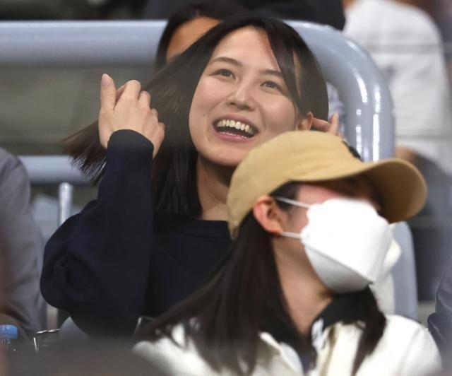 Người vợ bình thường của siêu sao bóng chày Nhật Bản khiến trái tim fan nữ tan nát-4