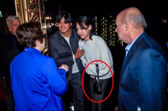 Người vợ bình thường của siêu sao bóng chày Nhật Bản khiến trái tim fan nữ tan nát-1