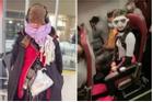 Né phí hành lý, giới trẻ Trung Quốc đua nhau mặc cả núi quần áo khi lên máy bay