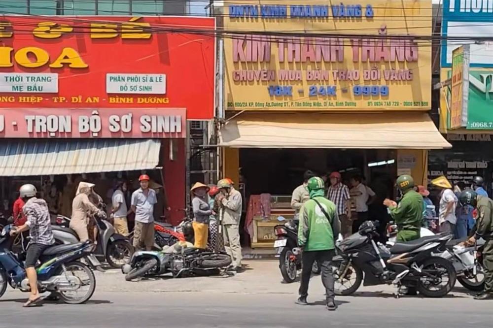 Cướp tiệm vàng giữa ban ngày ở Bình Dương-2