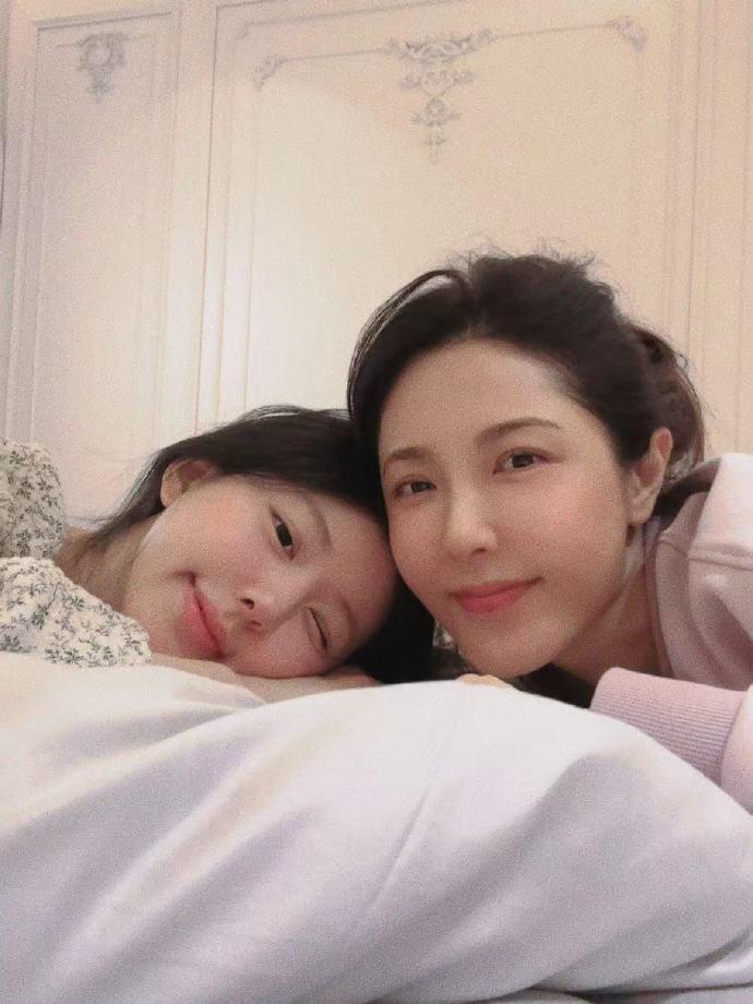 Triệu Lộ Tư khoe nhan sắc mặt mộc cùng mẹ ruột khiến dân tình xuýt xoa ngưỡng mộ-1