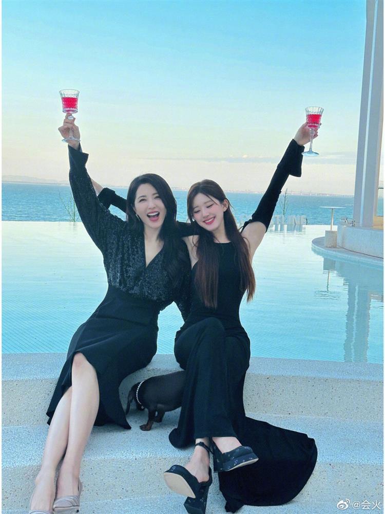 Triệu Lộ Tư khoe nhan sắc mặt mộc cùng mẹ ruột khiến dân tình xuýt xoa ngưỡng mộ-5