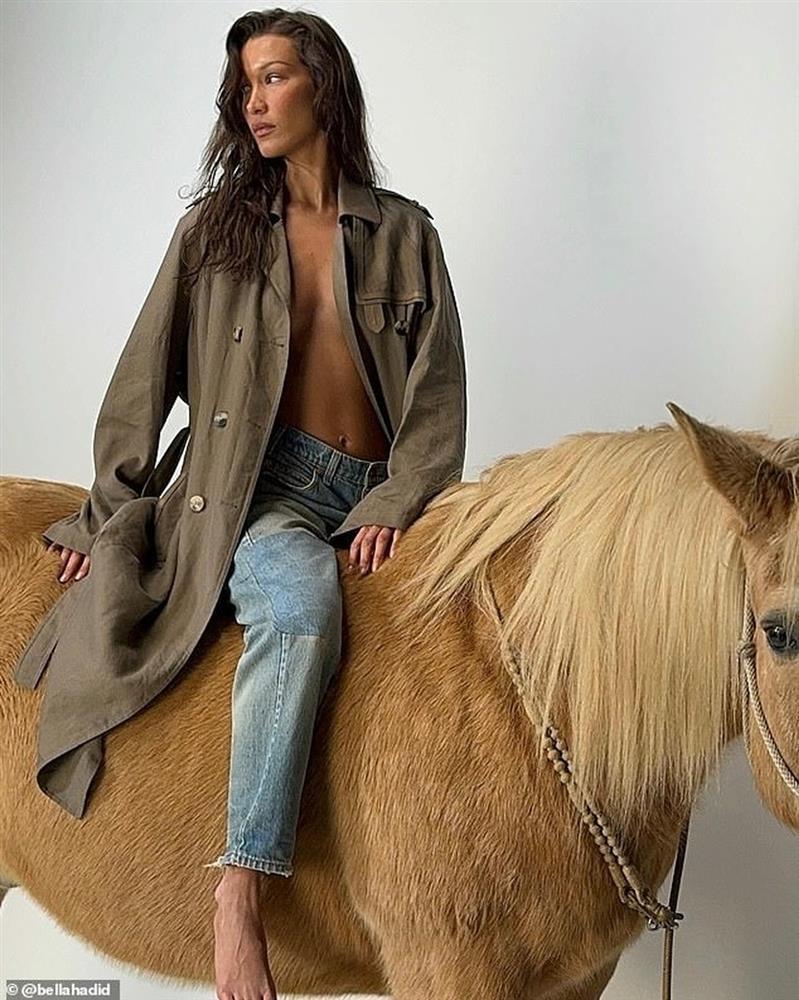 Các siêu mẫu nổi tiếng thế giới bị chỉ trích khi chụp hình với ngựa-8