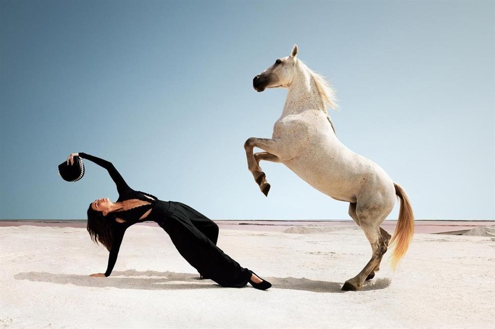 Các siêu mẫu nổi tiếng thế giới bị chỉ trích khi chụp hình với ngựa-11
