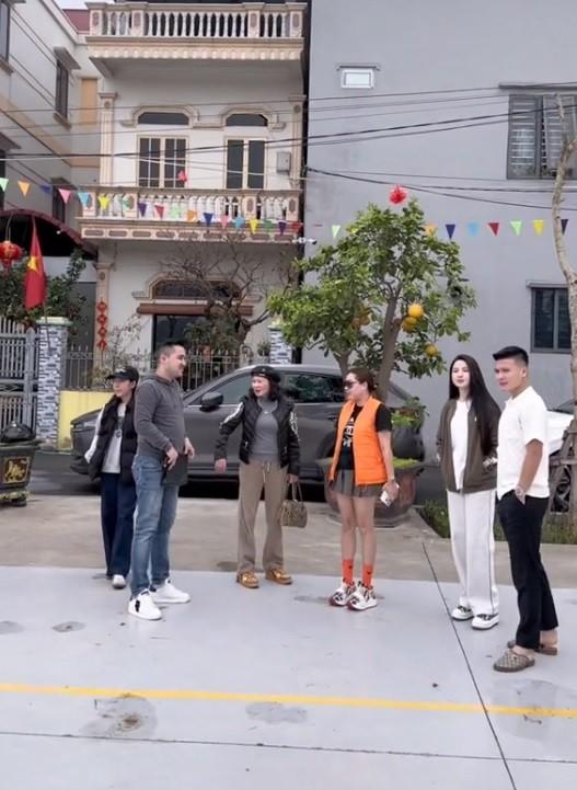 Không gian tiệc cưới siêu khủng của Quang Hải - Chu Thanh Huyền: Đón hơn 1000 khách mời, trang trí 100% hoa tươi-4