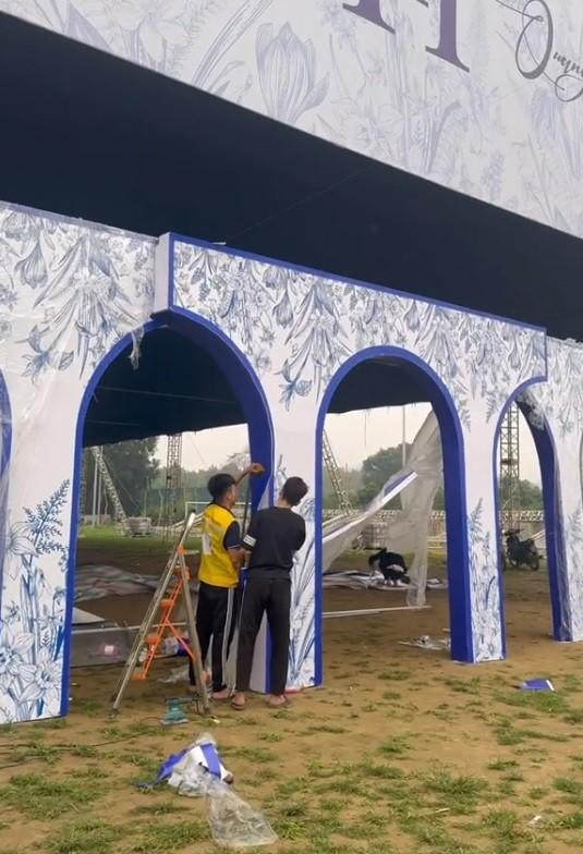 Không gian tiệc cưới siêu khủng của Quang Hải - Chu Thanh Huyền: Đón hơn 1000 khách mời, trang trí 100% hoa tươi-2