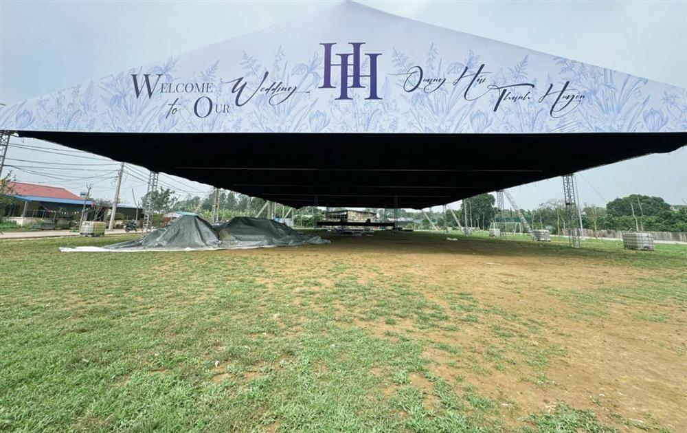 Không gian tiệc cưới siêu khủng của Quang Hải - Chu Thanh Huyền: Đón hơn 1000 khách mời, trang trí 100% hoa tươi-3