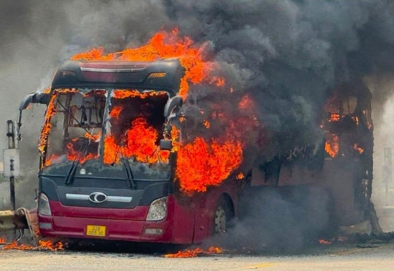 Xe khách bốc cháy dữ dội trên đèo Lò Xo, 21 người tháo chạy-1