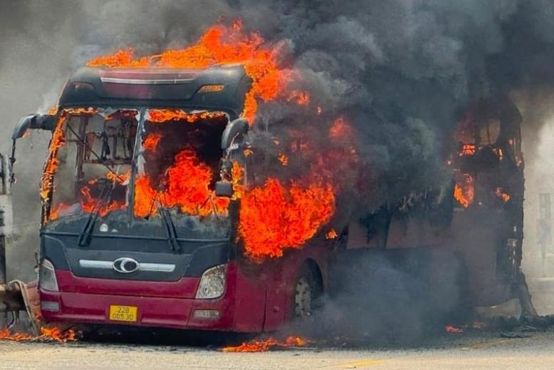 Cháy xe container dưới chân cầu Phú Mỹ, giao thông TP Thủ Đức qua quận 7 tê liệt-4