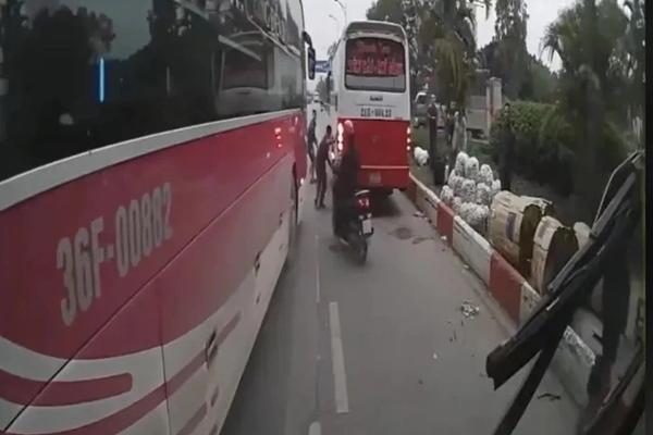 Vụ phụ xe khách bị đánh túi bụi: Đuổi việc 2 nhân viên nhà xe-1