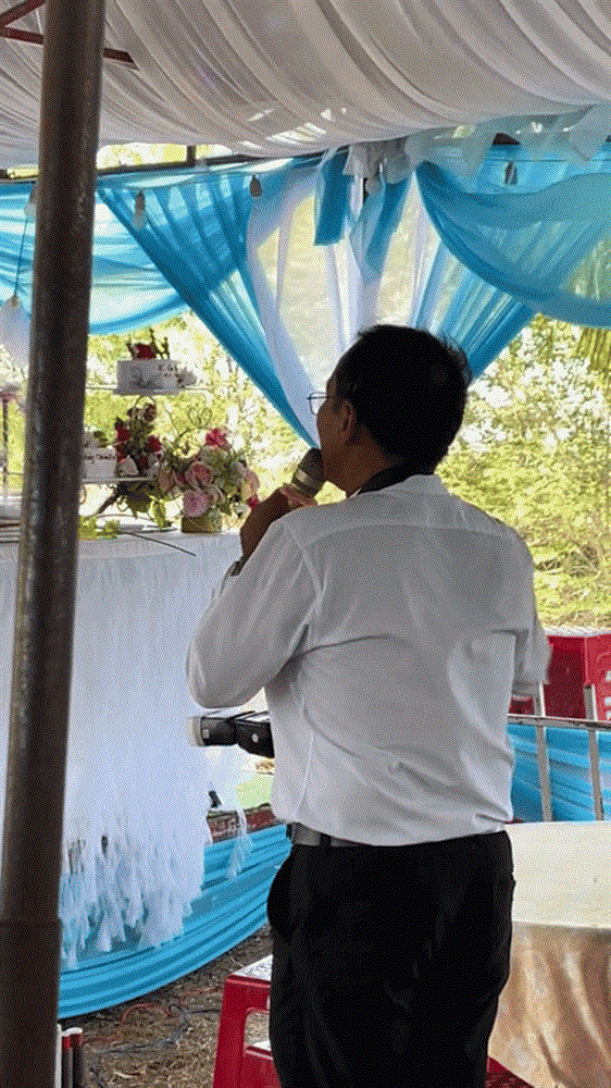 Video về MC đám cưới kiêm luôn thợ chụp ảnh khiến dân mạng thích thú-1