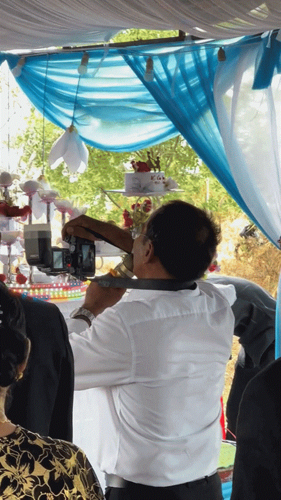 Video về MC đám cưới kiêm luôn thợ chụp ảnh khiến dân mạng thích thú-2