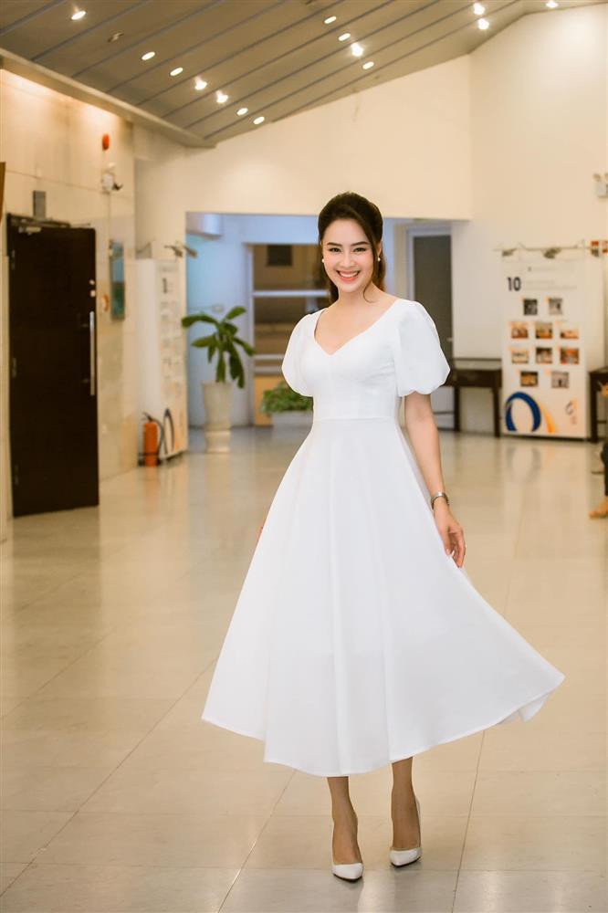 Hồng Diễm gợi ý 4 mẫu váy liền trẻ trung, phù hợp với phụ nữ trên 40 tuổi-5