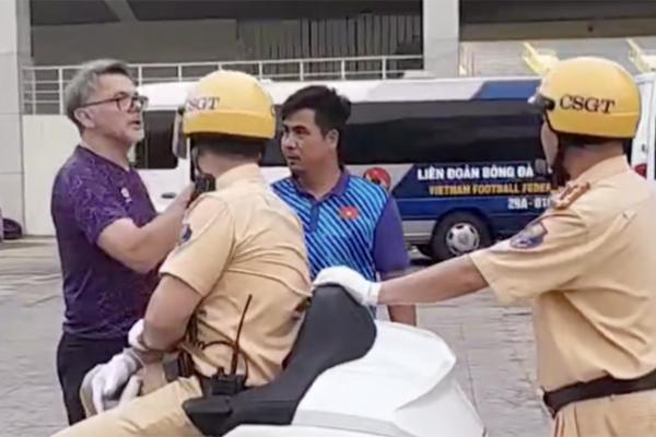 Được HLV Troussier tặng vé xem trận Việt Nam – Indonesia, CSGT nói gì?-2