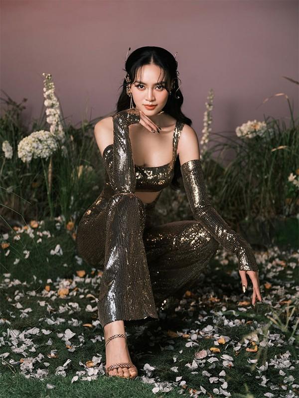 Hành trình lột xác của Ninh Dương Lan Ngọc từ gái quê đen nhẻm trong Cánh Đồng Bất Tận đến quý cô trăm tỷ triệu người ái mộ-7