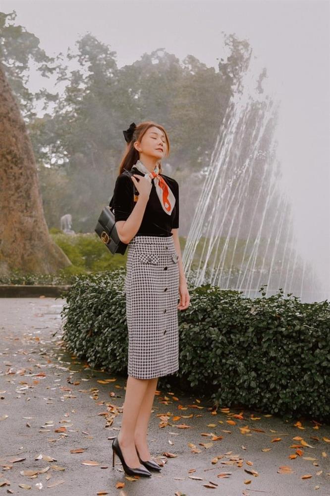 Học Hà Hồ và Thanh Hằng 10 cách diện chân váy trẻ trung ở tuổi ngoài 40-7
