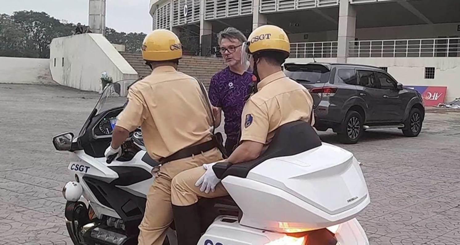 Được HLV Troussier tặng vé xem trận Việt Nam – Indonesia, CSGT nói gì?-1