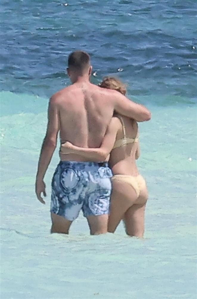 Taylor Swift khoe dáng với bikini, hôn đắm đuối bạn trai-3