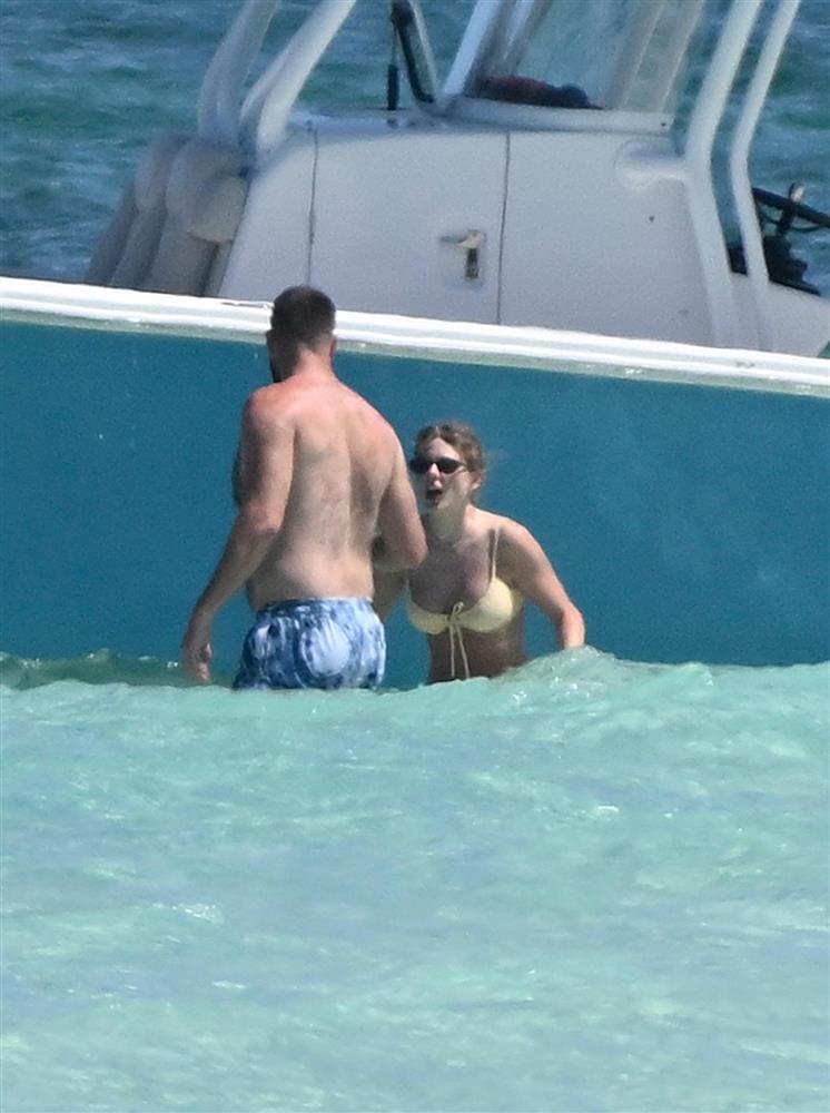 Taylor Swift khoe dáng với bikini, hôn đắm đuối bạn trai-5