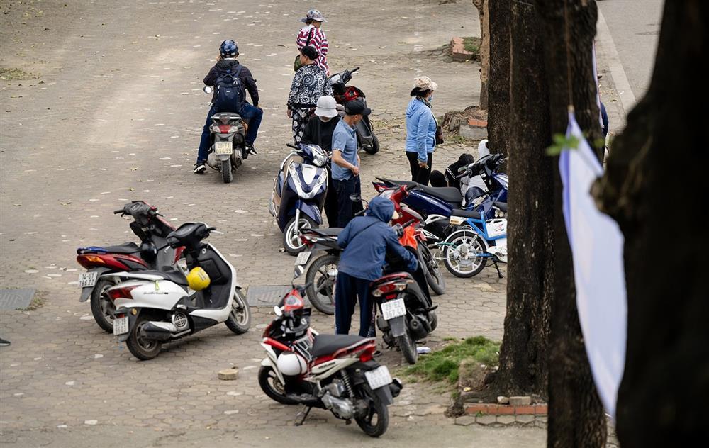 Vé trận Việt Nam - Indonesia ế ẩm, phe vé méo mặt-2