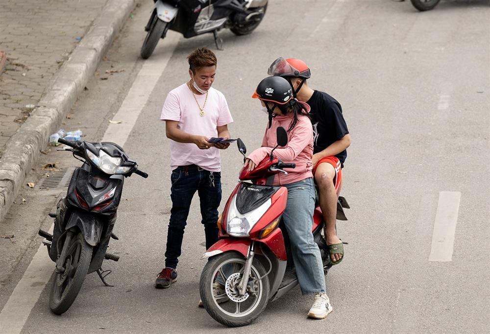 Vé trận Việt Nam - Indonesia ế ẩm, phe vé méo mặt-4