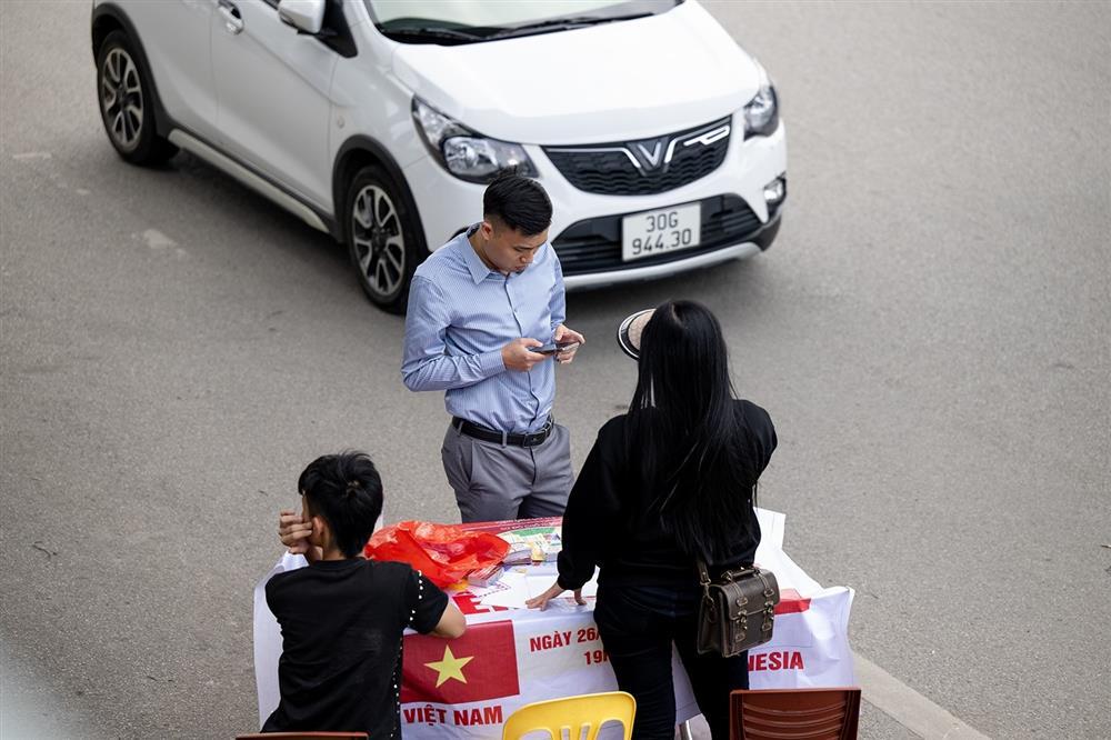 Vé trận Việt Nam - Indonesia ế ẩm, phe vé méo mặt-8