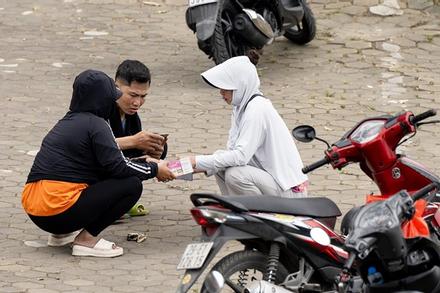 Vé trận Việt Nam - Indonesia ế ẩm, phe vé 'méo mặt'