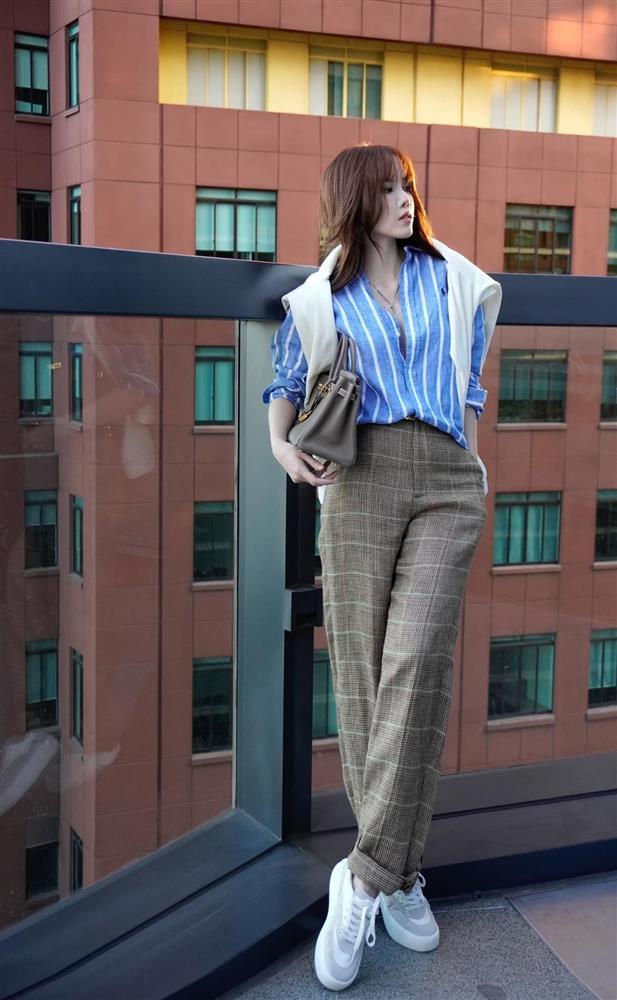 Thiều Bảo Trâm lăng xê mốt sơ mi no bra khoe vòng 1 lấp ló-2