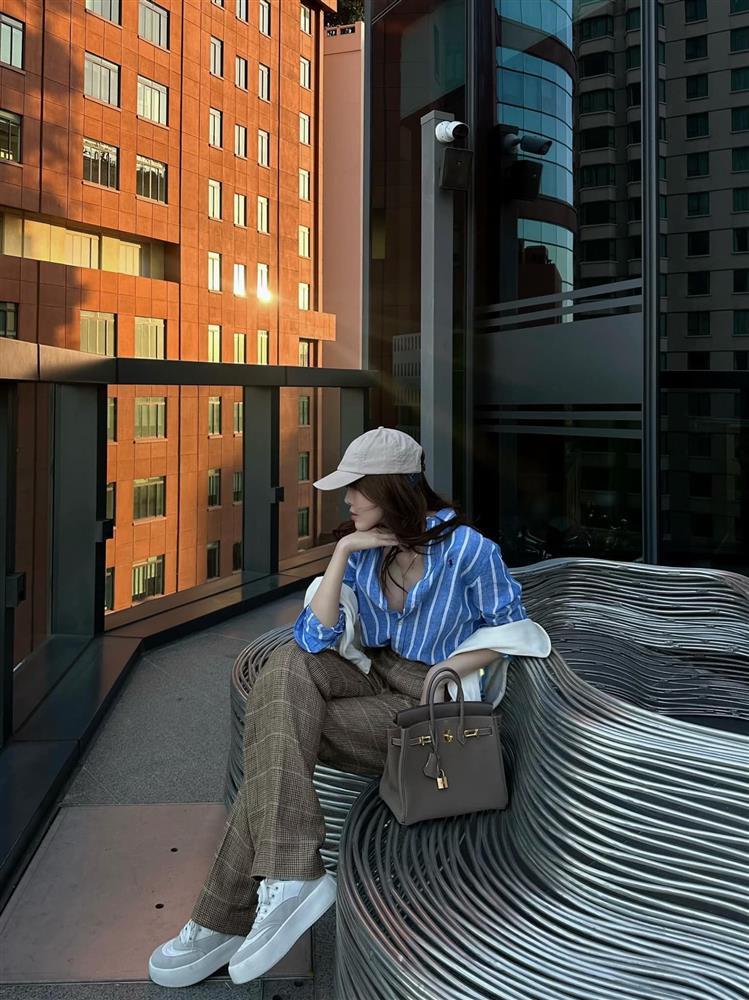 Thiều Bảo Trâm lăng xê mốt sơ mi no bra khoe vòng 1 lấp ló-3