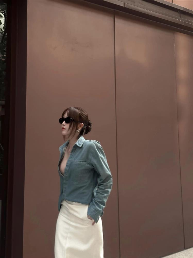 Thiều Bảo Trâm lăng xê mốt sơ mi no bra khoe vòng 1 lấp ló-6