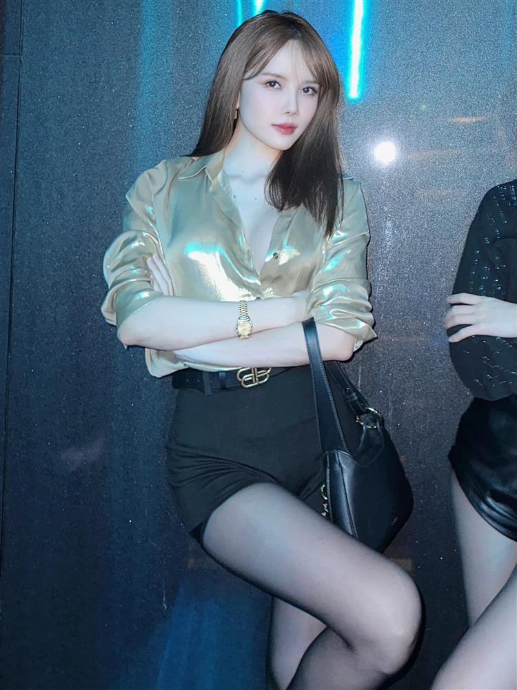 Thiều Bảo Trâm lăng xê mốt sơ mi no bra khoe vòng 1 lấp ló-8