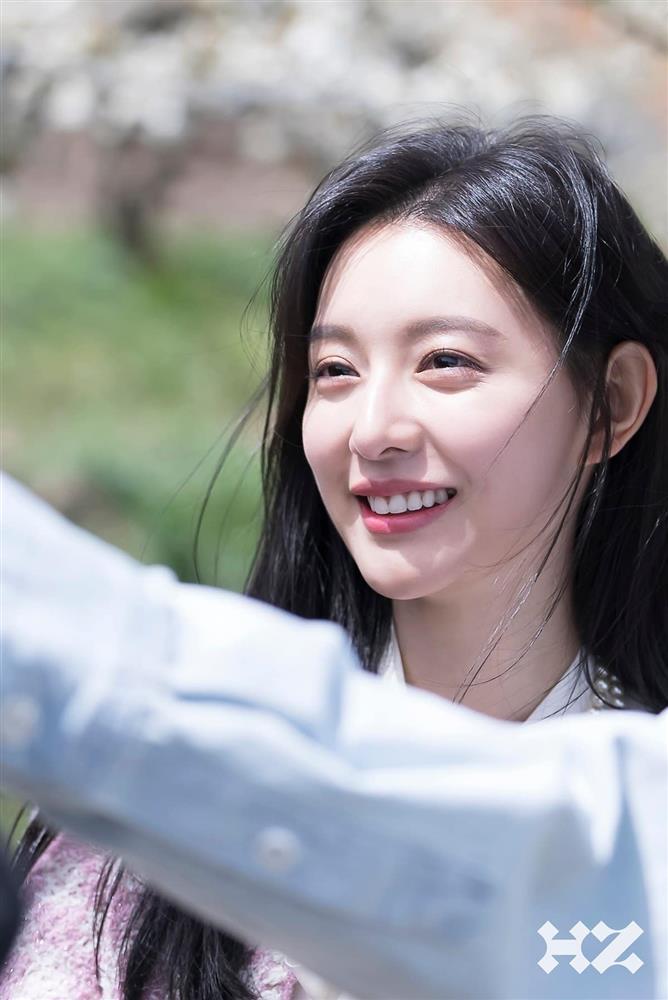 Ngoại hình chưa từng biết xấu là gì của Kim Ji Won-2
